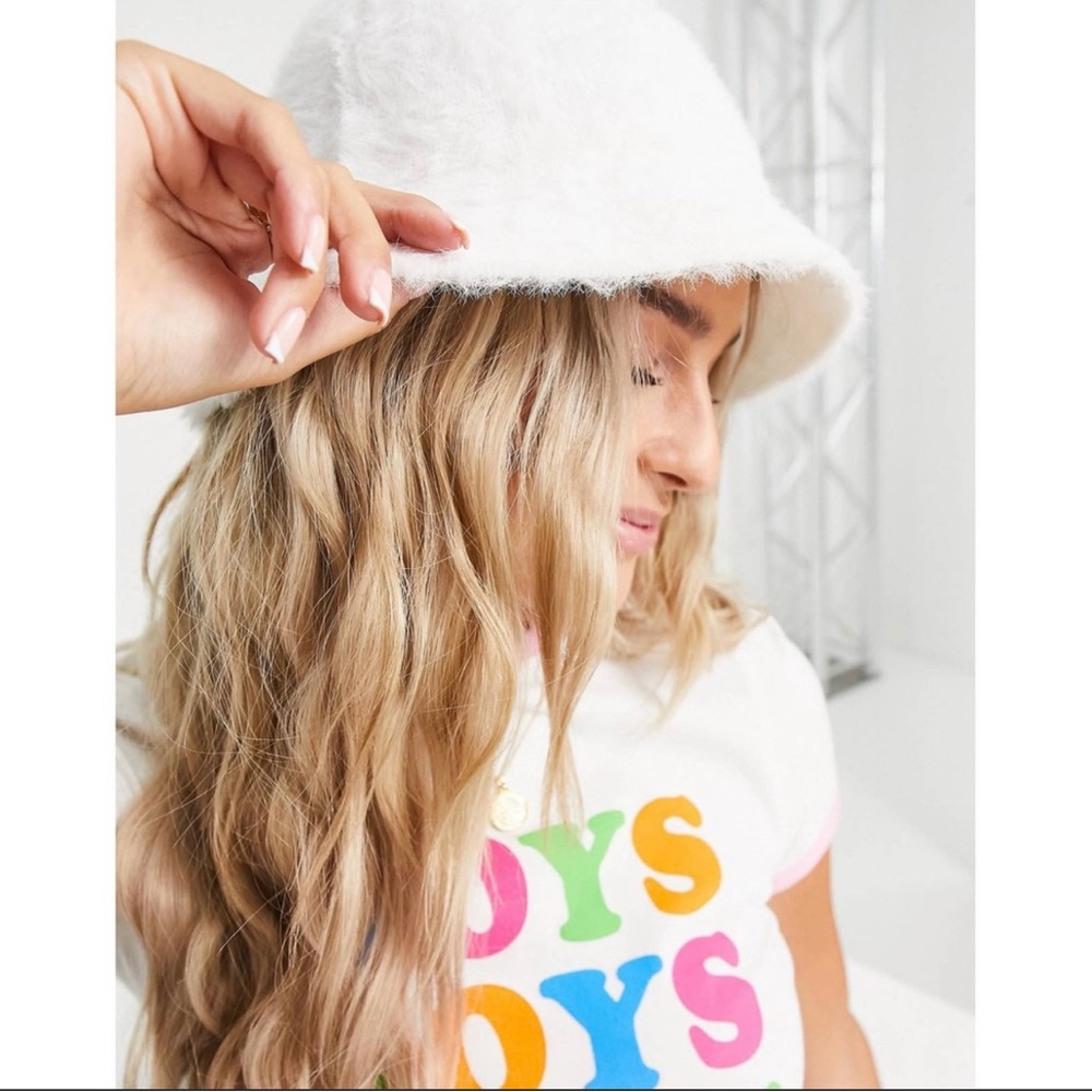 White Fuzzy Bucket Hat - Women's Soft Plush Hat